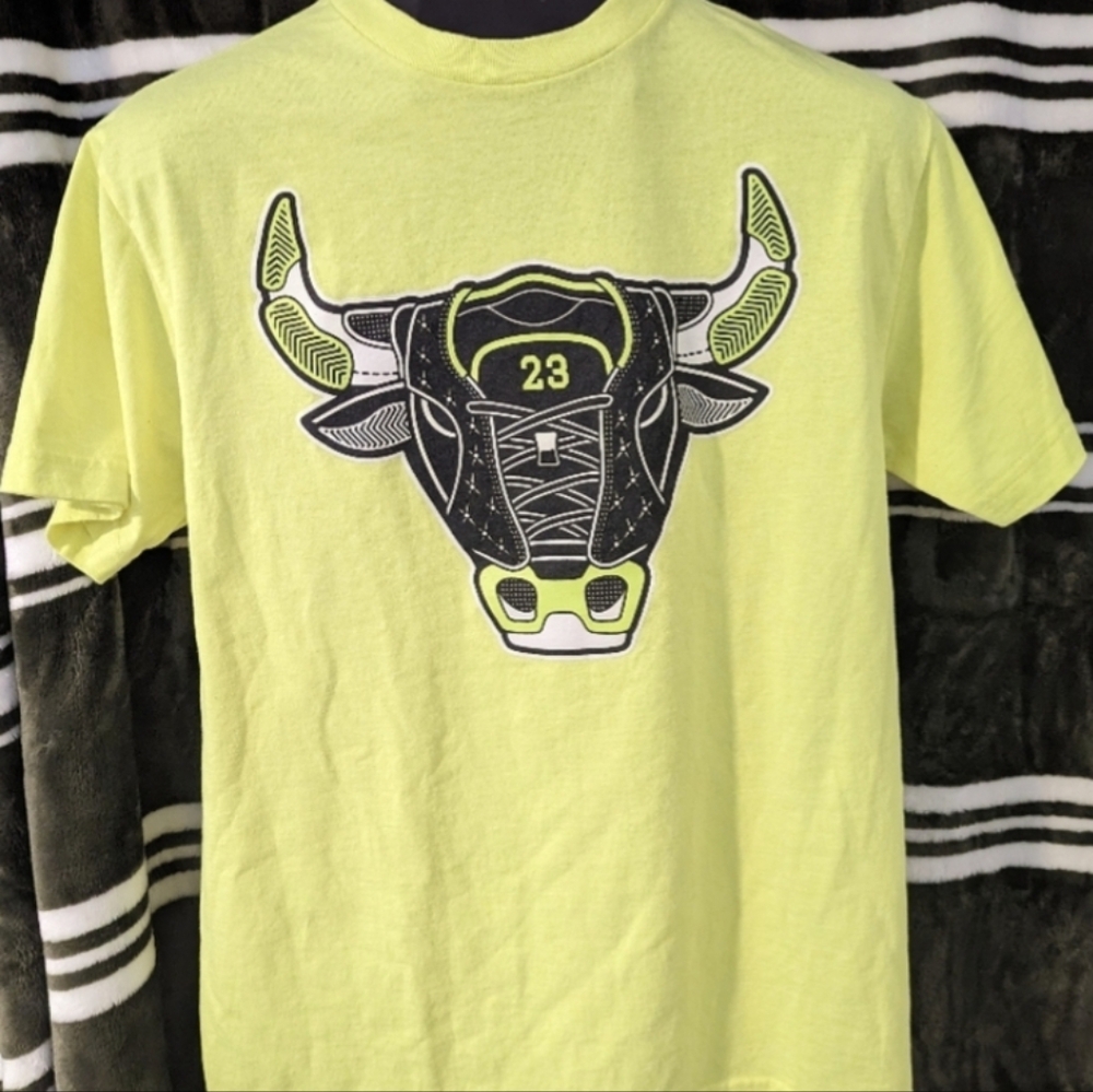 Snelos Sneaker-head Jordan Retro 4 Neon Green shirt sleeve Men's tee size Medium